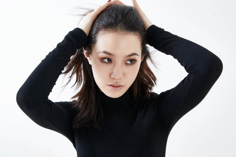 白色背景下的职业女性形象图片