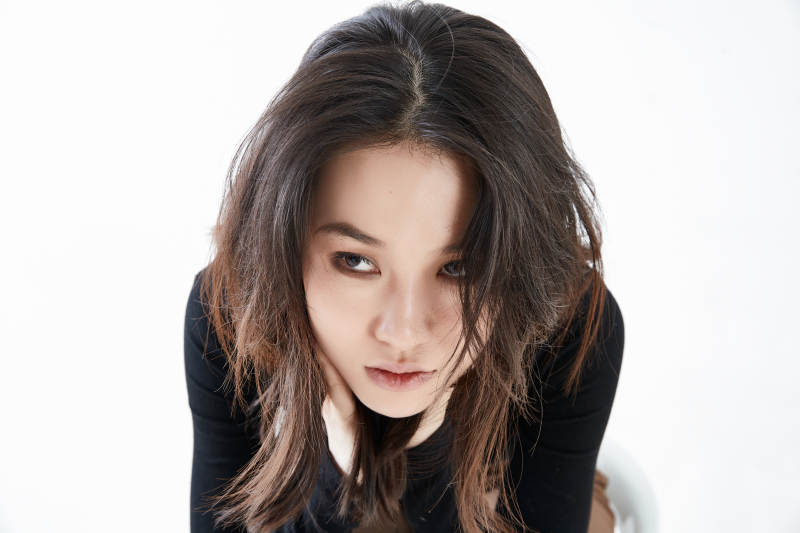 白色背景下的职业女性形象图片