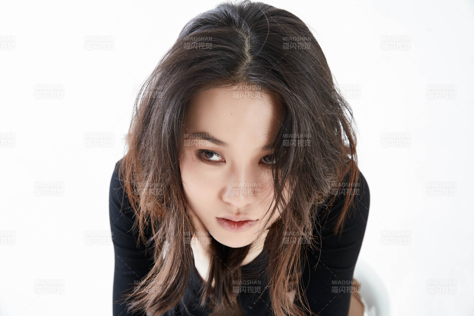 白色背景下的职业女性形象图片