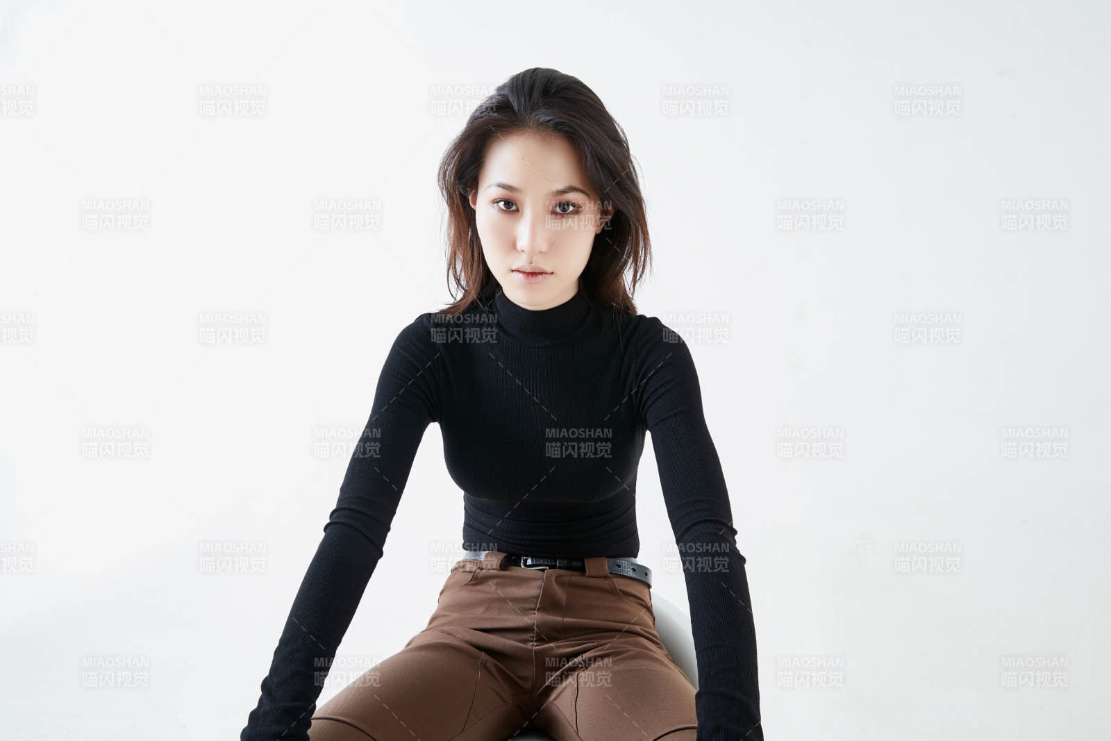 白色背景下的职业女性形象图片