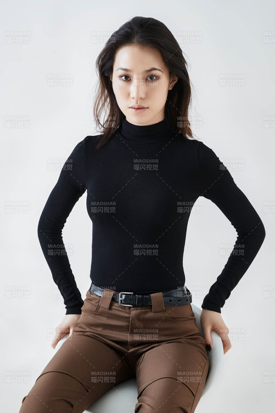 白色背景下的职业女性形象图片