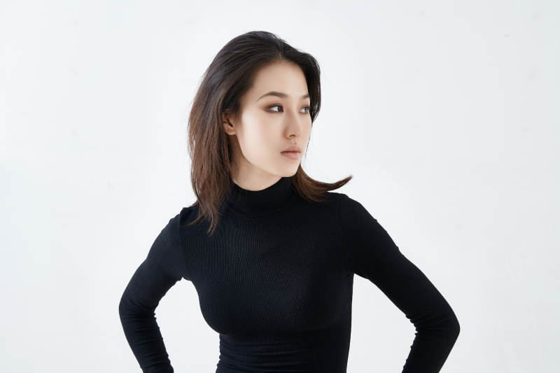 白色背景下的职业女性形象图片