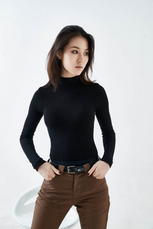 白色背景下的职业女性形象图片