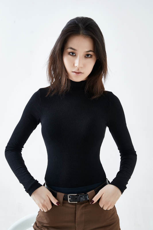 白色背景下的职业女性形象图片