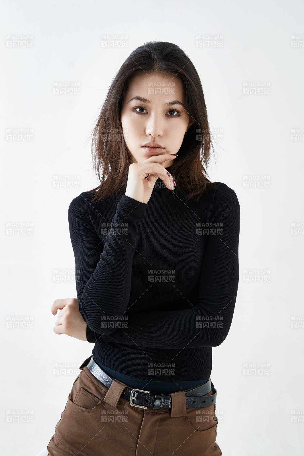 白色背景下的职业女性形象图片