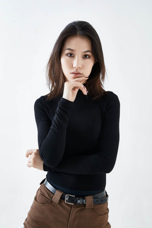 白色背景下的职业女性形象图片