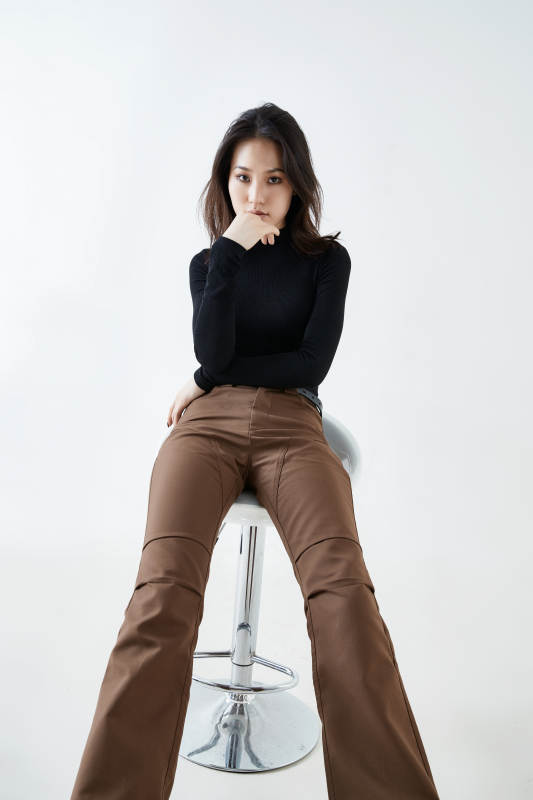 白色背景下的职业女性形象图片