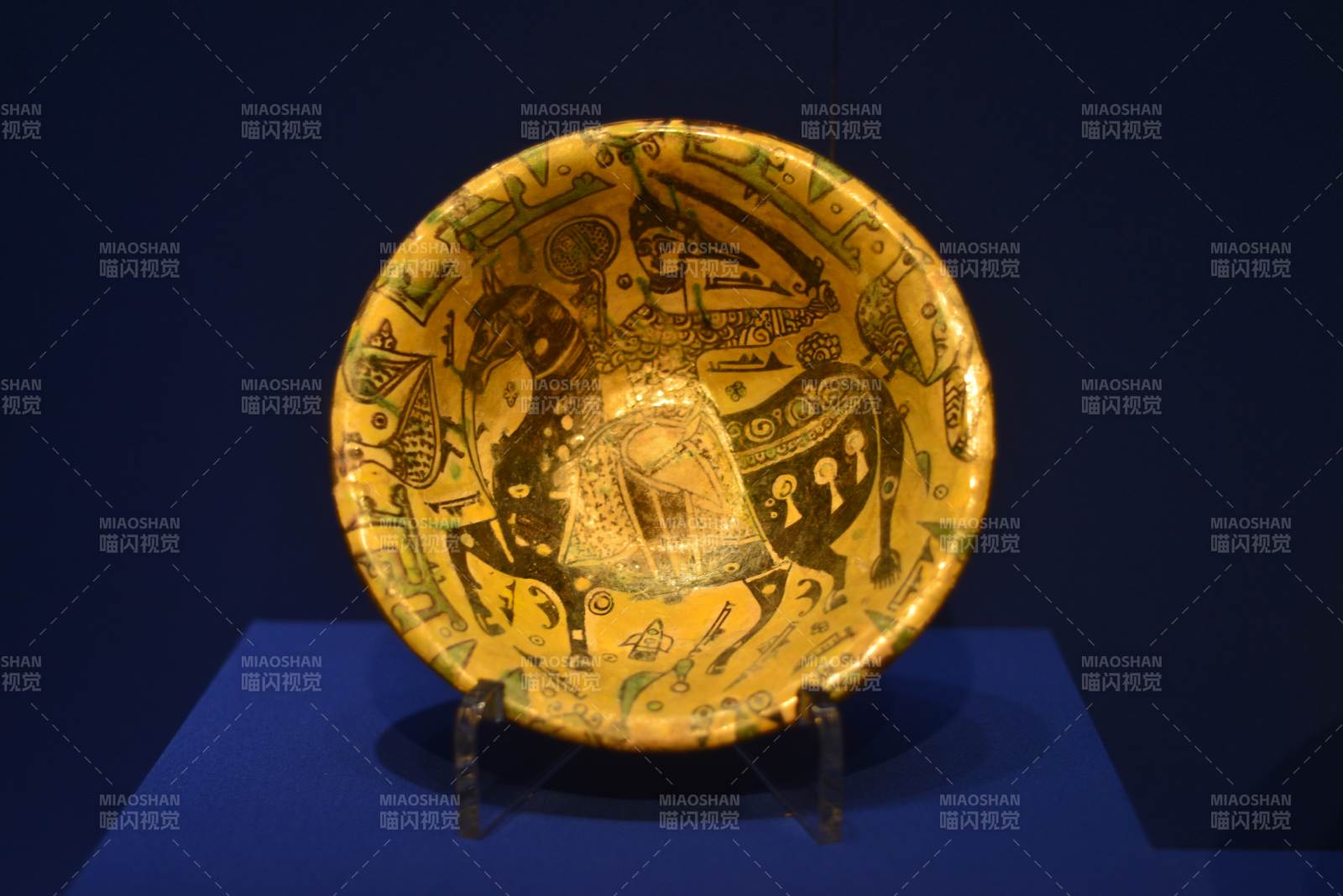 上海博物馆黄釉彩绘瓷盘图片