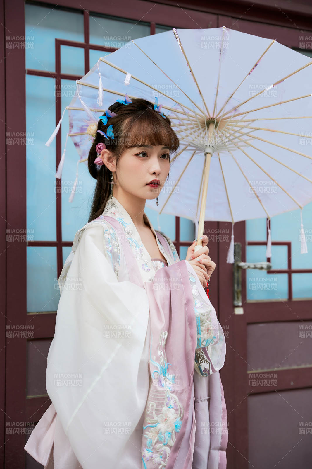 穿古装汉服手持工艺伞的东方美少女图片
