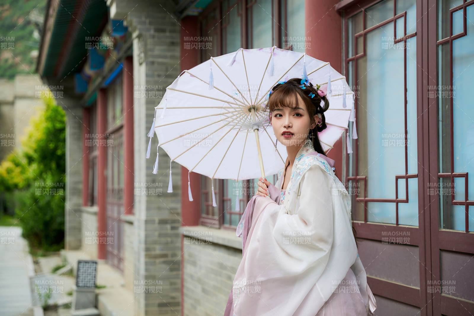 穿古装汉服手持工艺伞的东方美少女图片