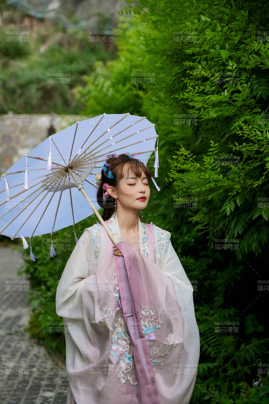 穿古装汉服手持工艺伞的东方美少女图片