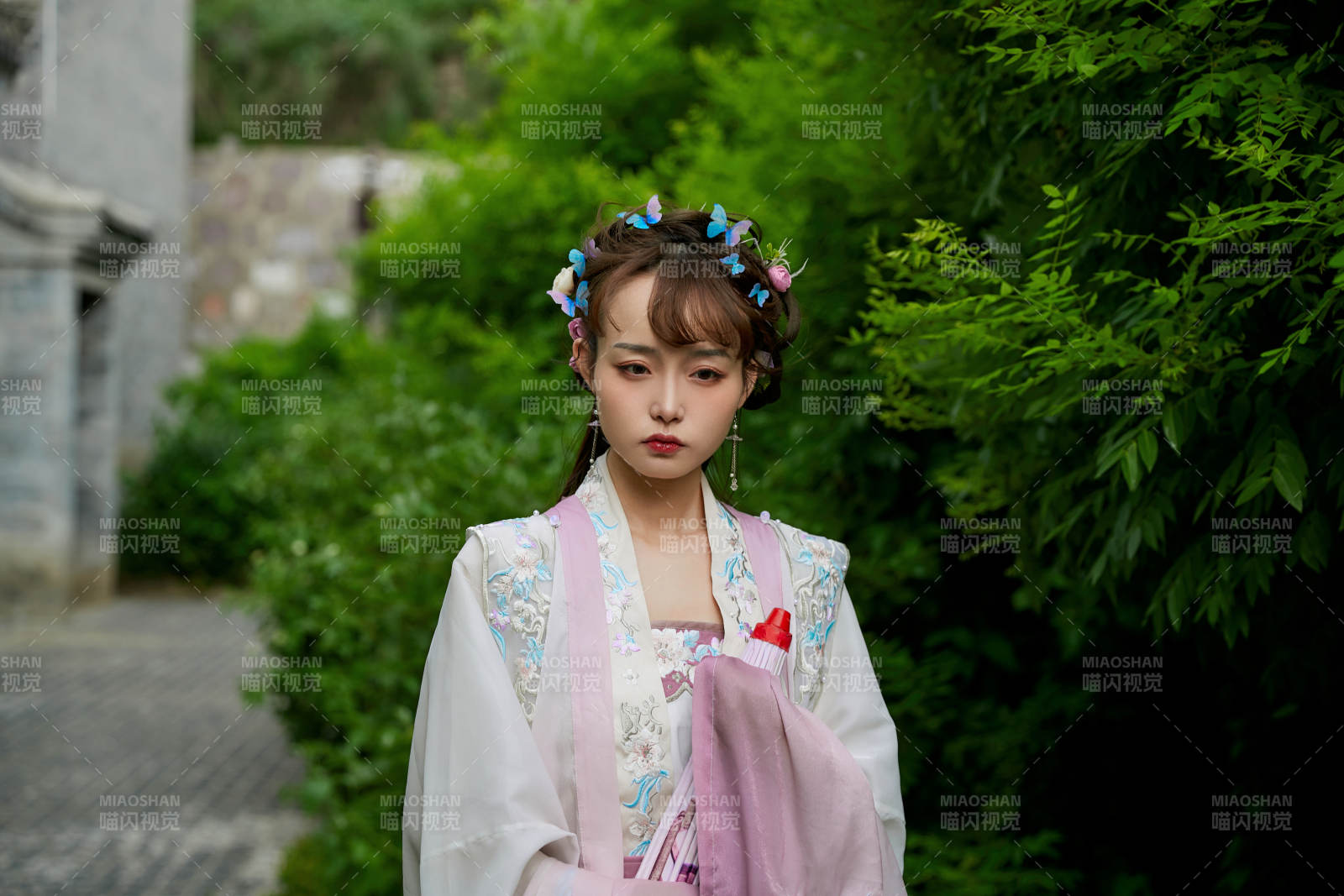 穿古装汉服手持工艺伞的东方美少女图片