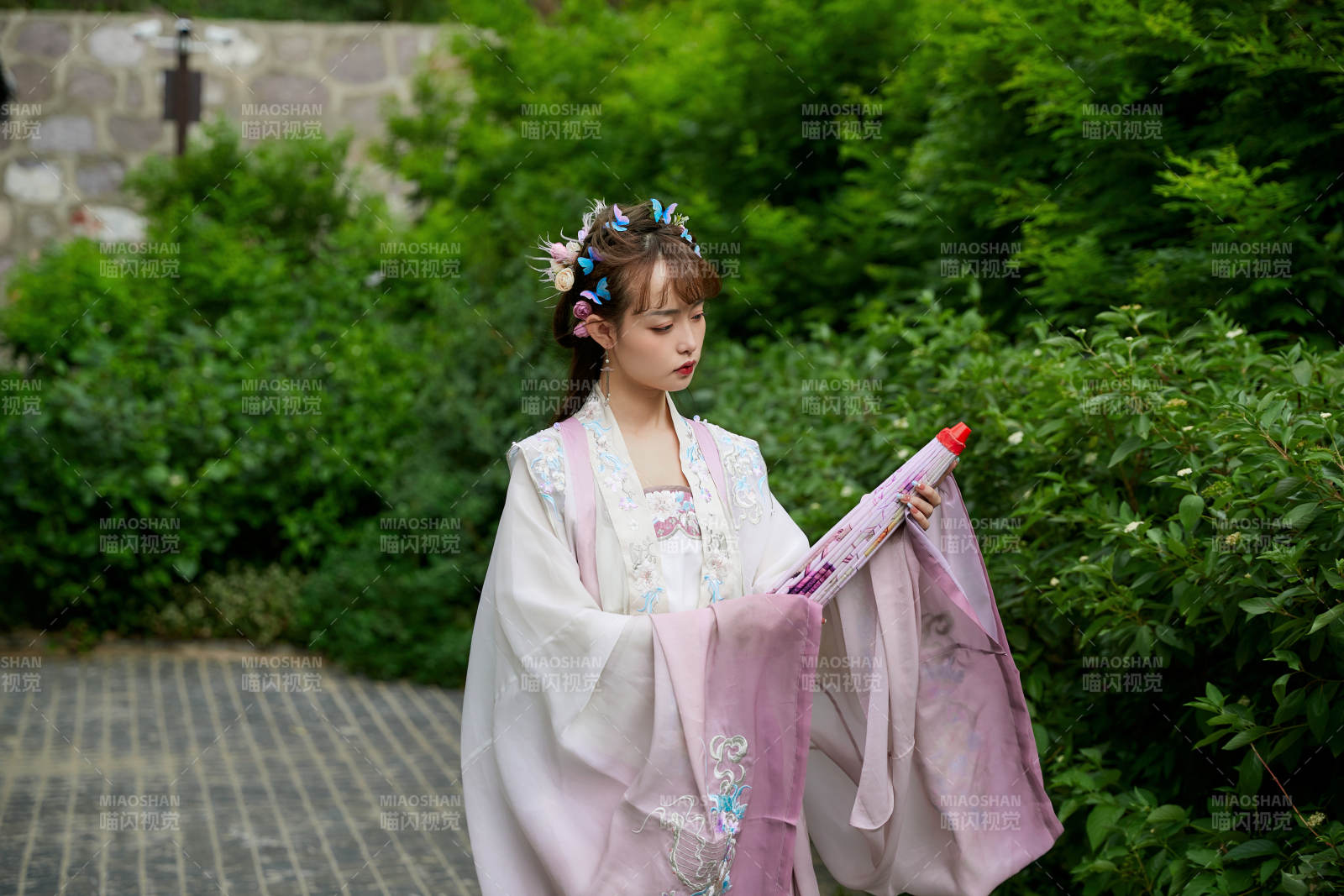 穿古装汉服手持工艺伞的东方美少女图片