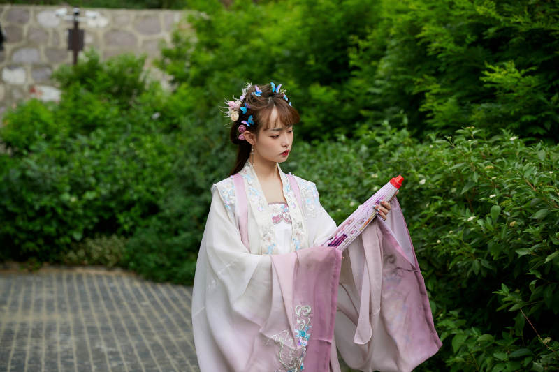 穿古装汉服手持工艺伞的东方美少女图片