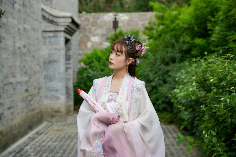 穿古装汉服手持工艺伞的东方美少女图片
