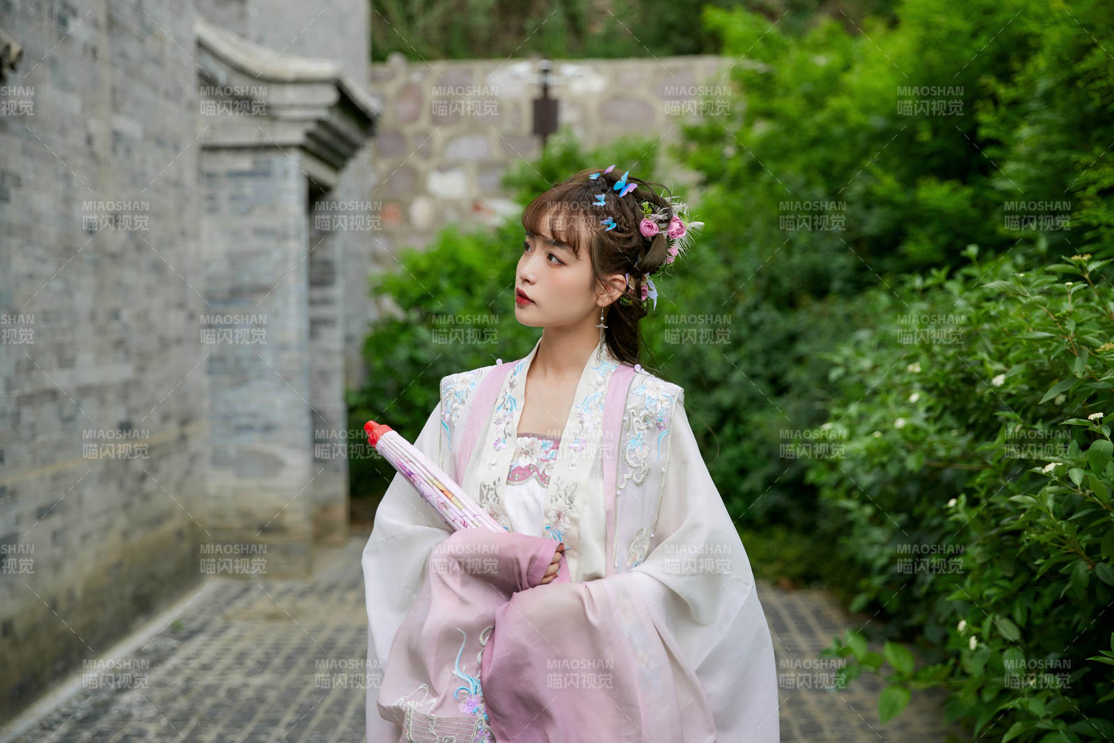 穿古装汉服手持工艺伞的东方美少女图片