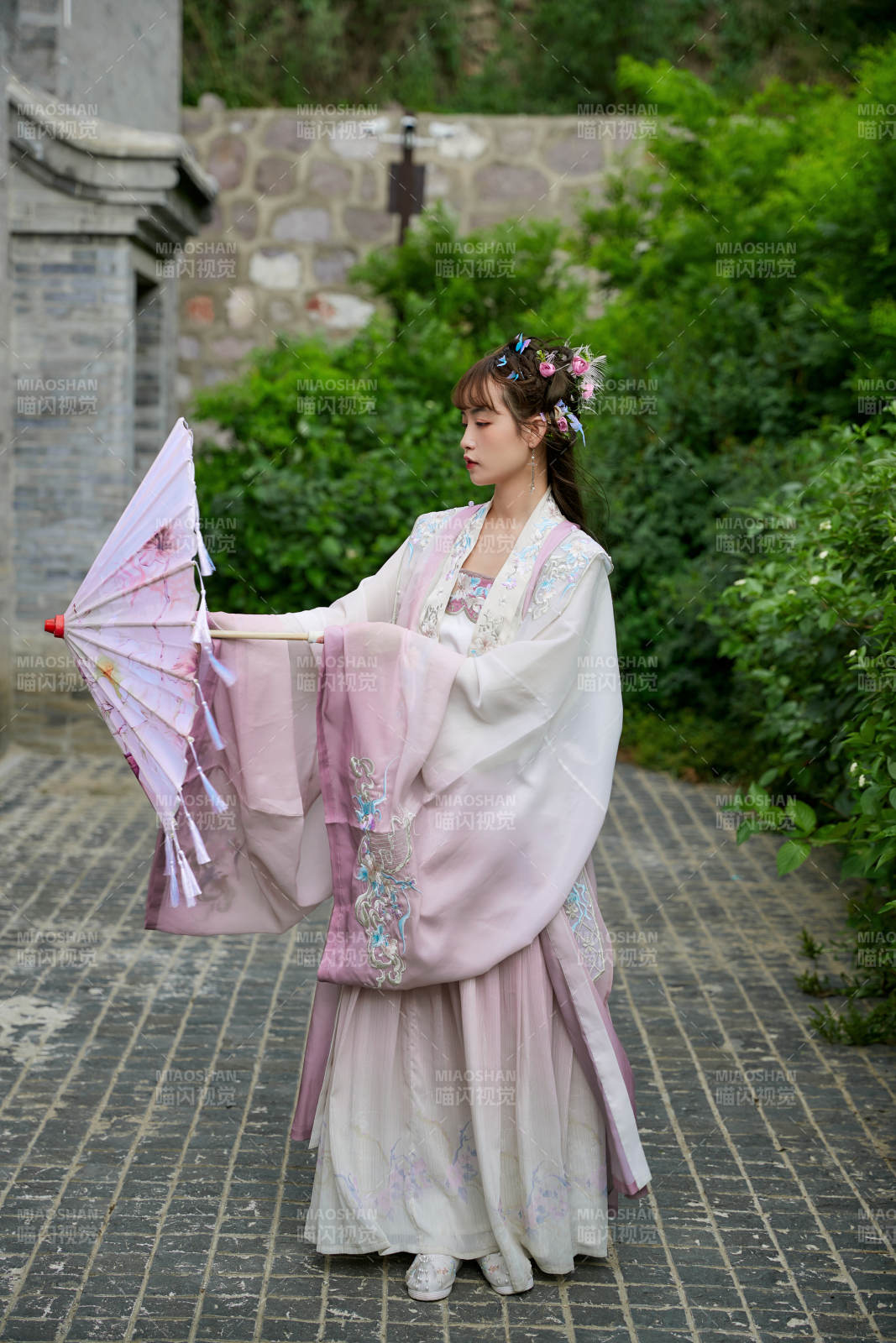 穿古装汉服手持工艺伞的东方美少女图片