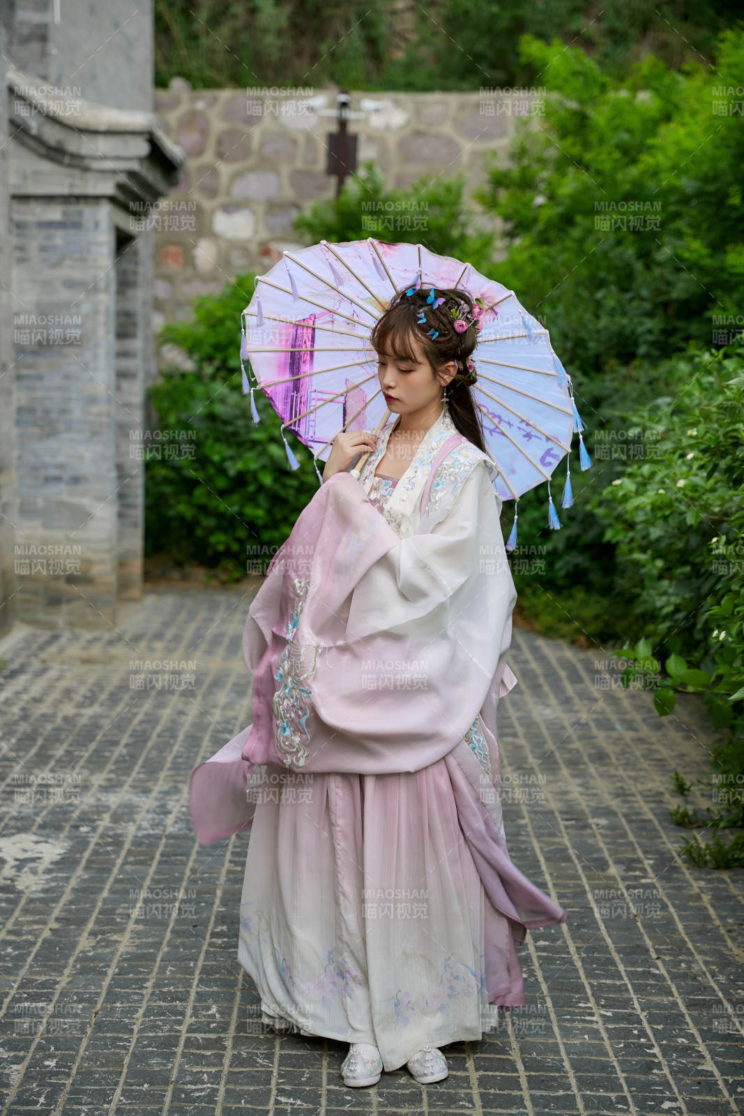 穿古装汉服手持工艺伞的东方美少女图片