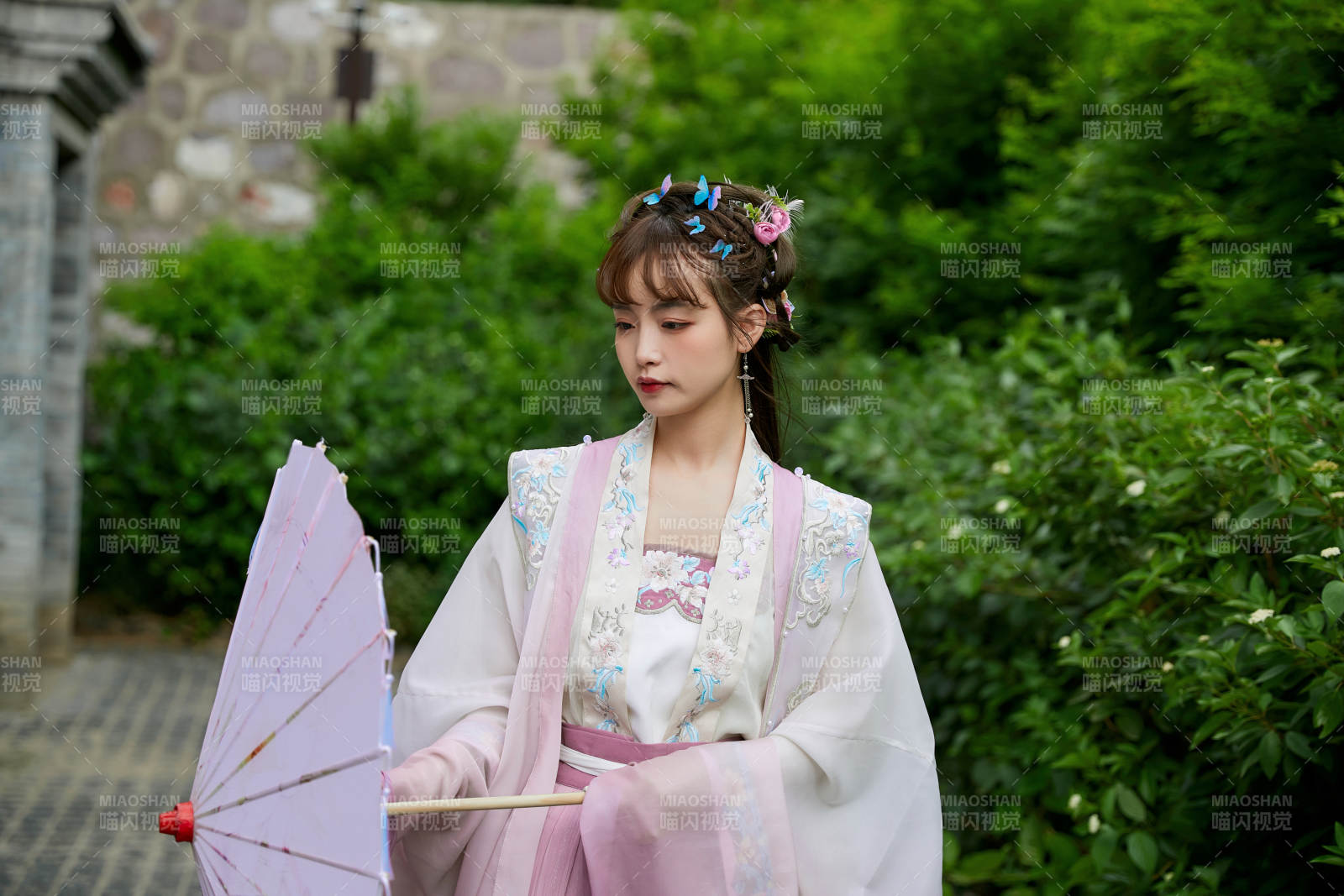 穿古装汉服手持工艺伞的东方美少女图片