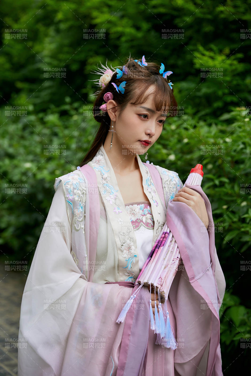 穿古装汉服手持工艺伞的东方美少女图片