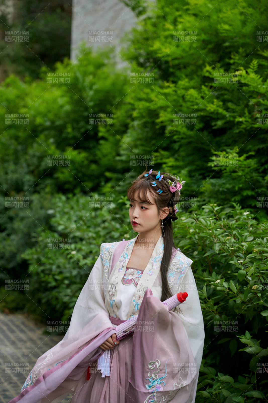 穿古装汉服手持工艺伞的东方美少女图片