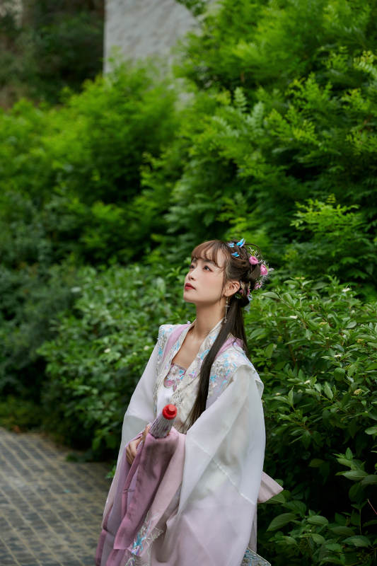 穿古装汉服手持工艺伞的东方美少女图片