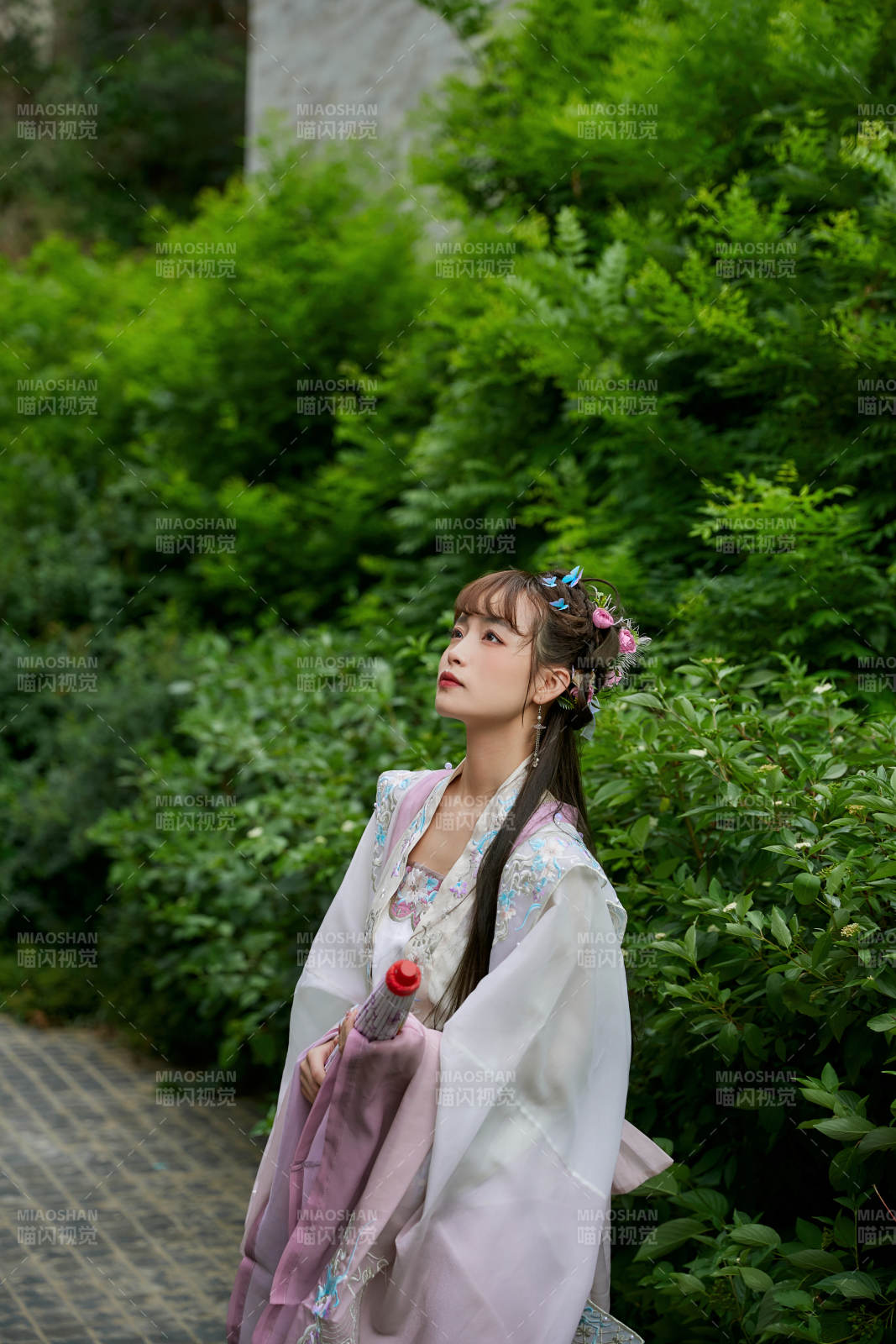 穿古装汉服手持工艺伞的东方美少女图片