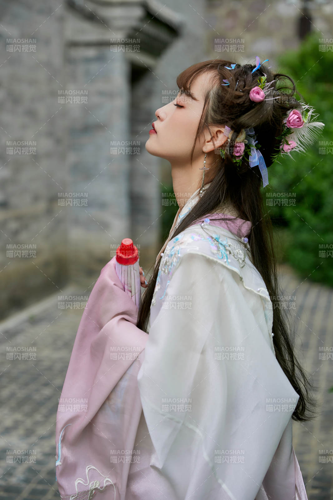 穿古装汉服手持工艺伞的东方美少女图片