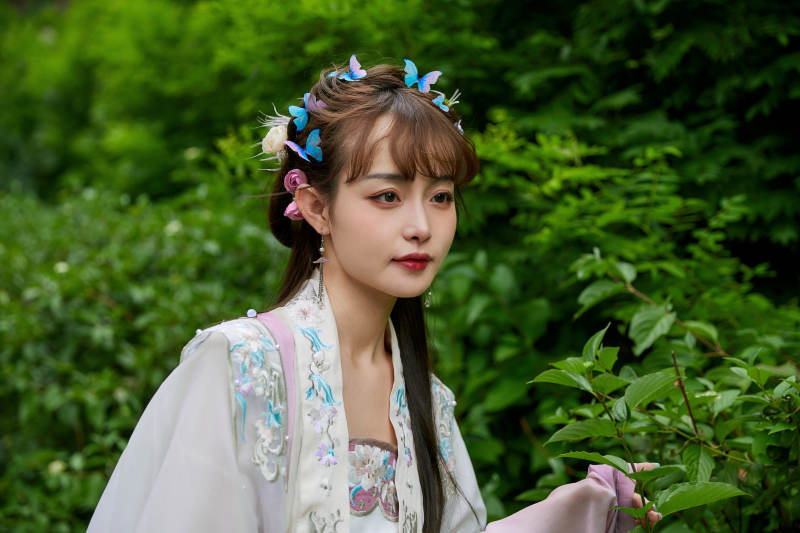 穿古装汉服手持工艺伞的东方美少女图片