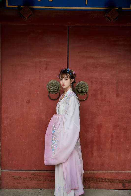 穿古装汉服手持工艺伞的东方美少女图片