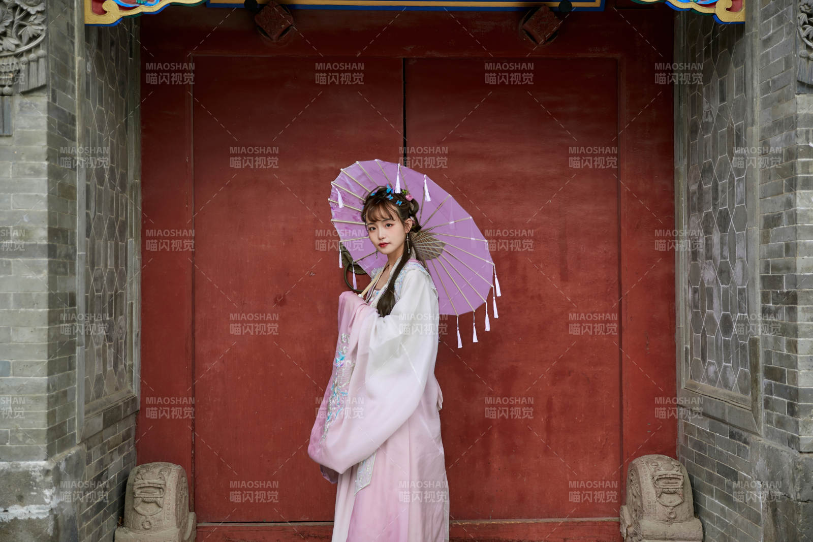 穿古装汉服手持工艺伞的东方美少女图片