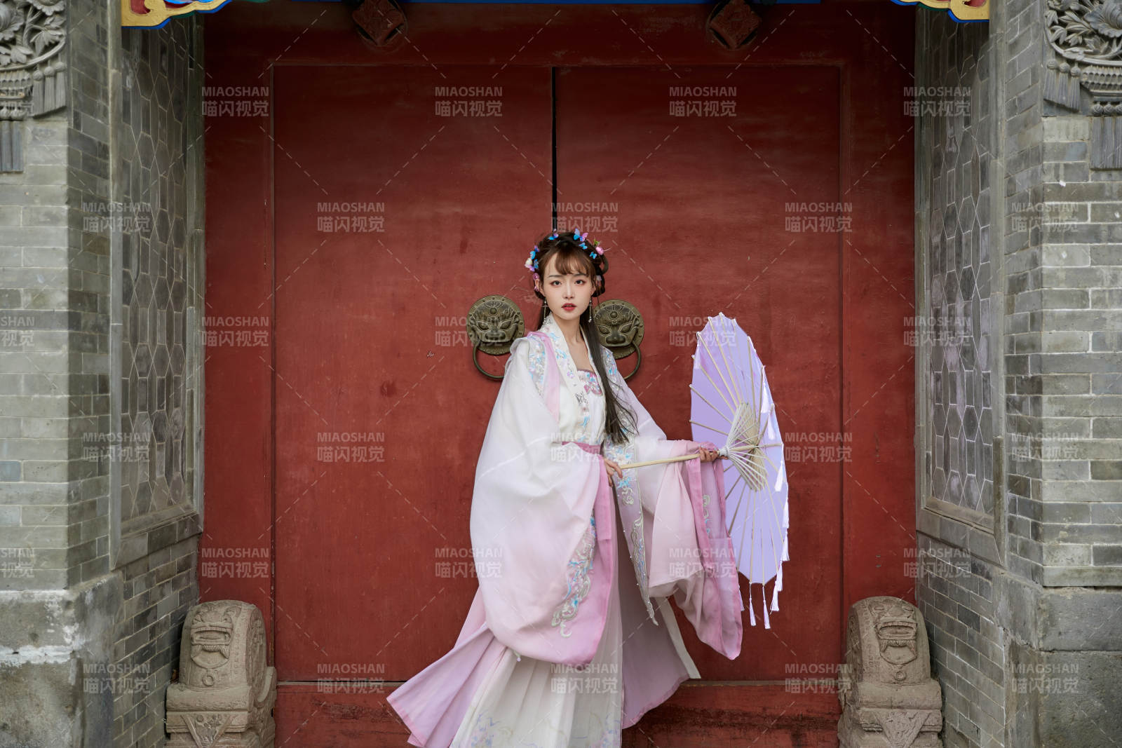 穿古装汉服手持工艺伞的东方美少女图片