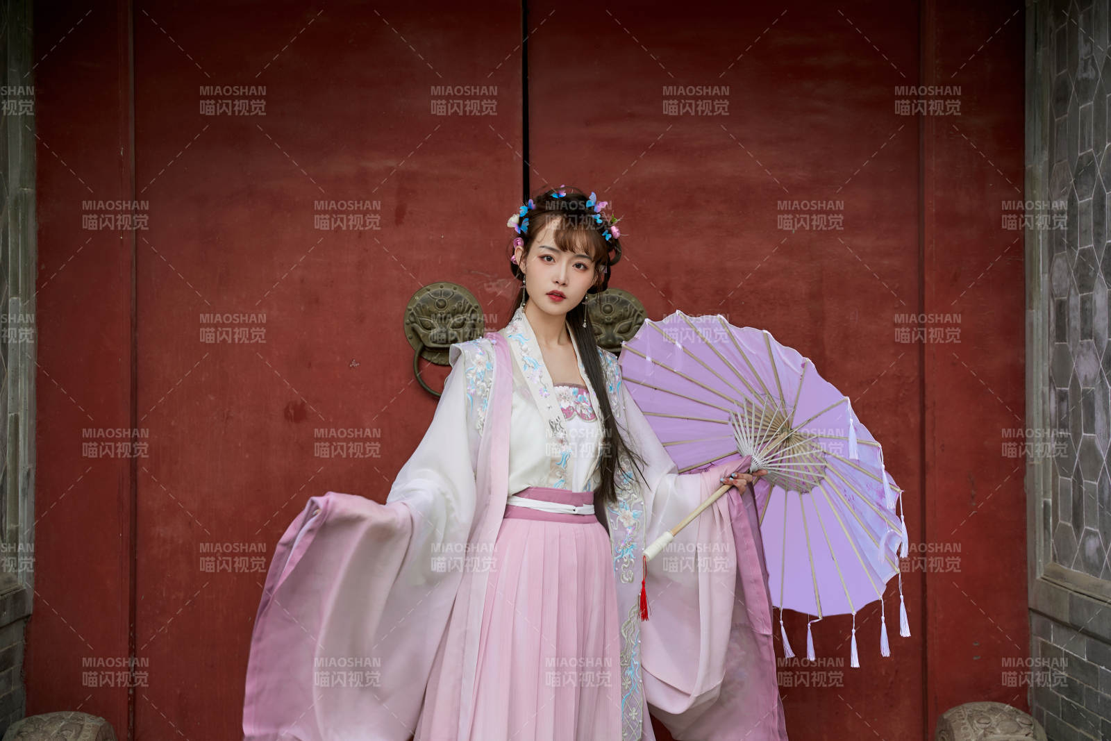 穿古装汉服手持工艺伞的东方美少女图片