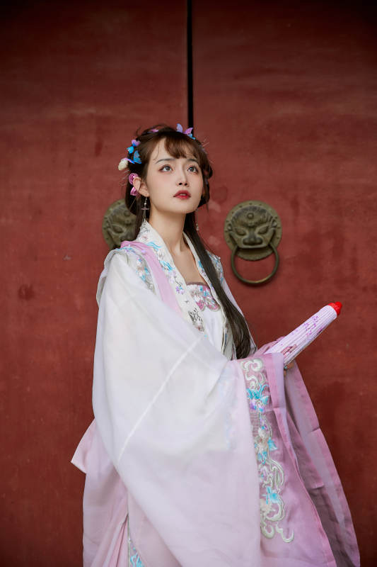 穿古装汉服手持工艺伞的东方美少女图片