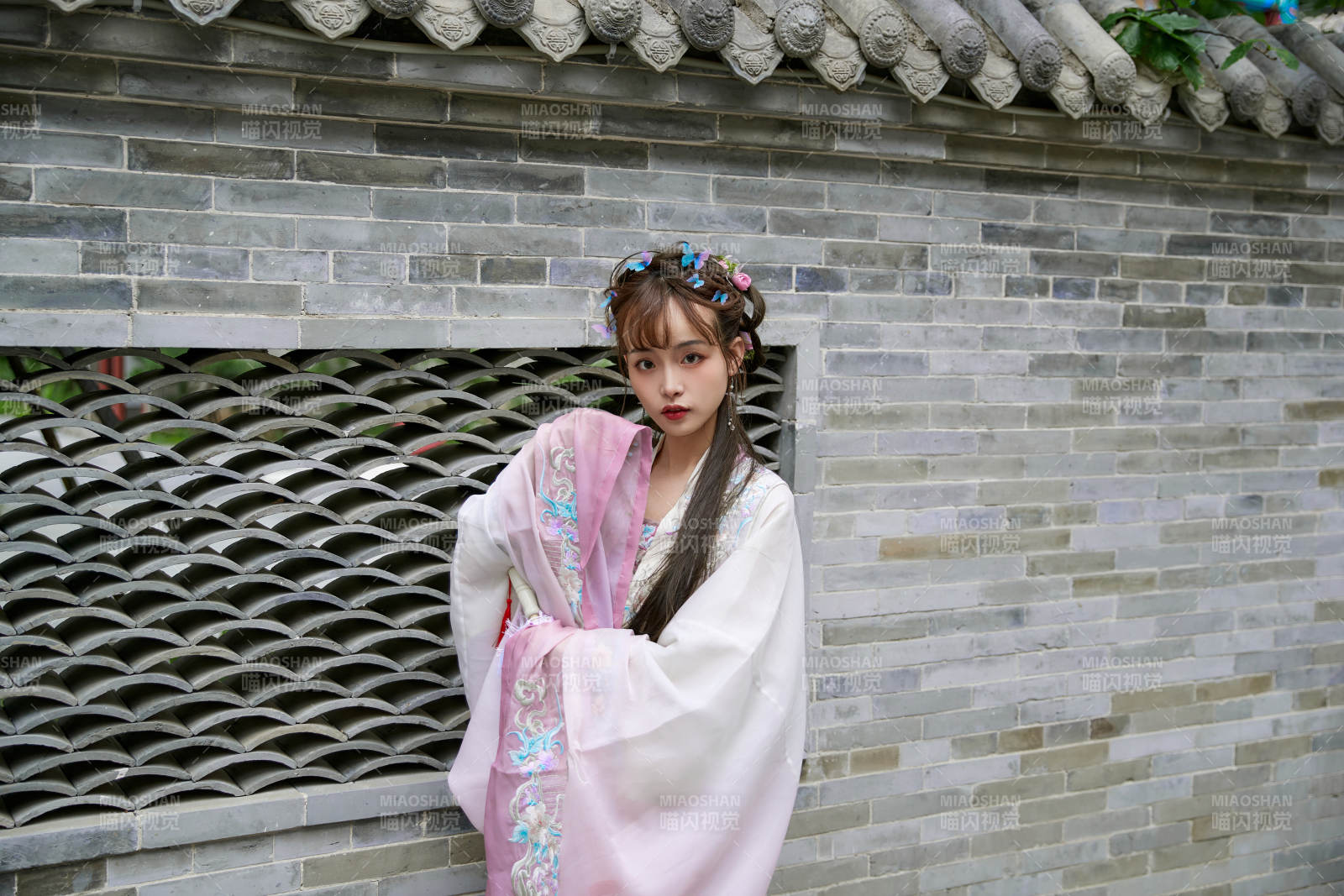 穿古装汉服手持工艺伞的东方美少女图片