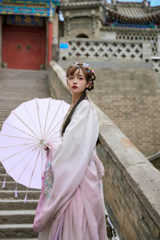 穿古装汉服手持工艺伞的东方美少女图片
