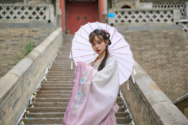 穿古装汉服手持工艺伞的东方美少女图片