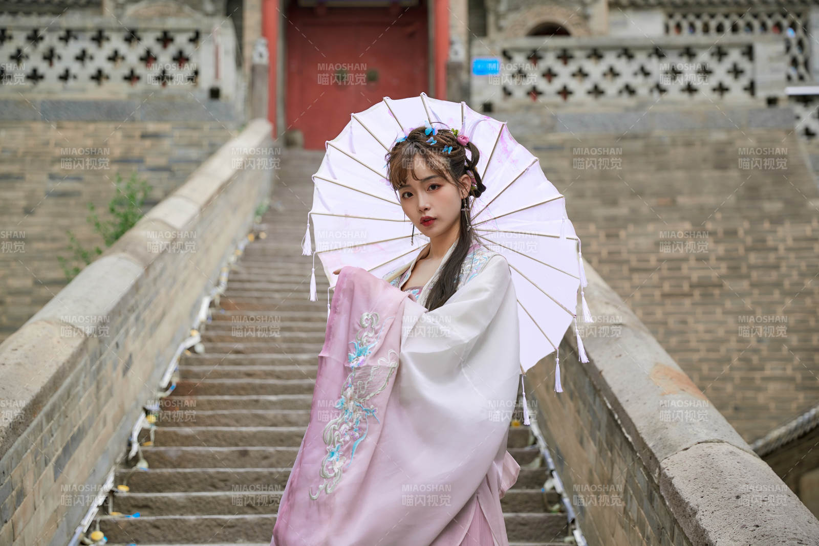 穿古装汉服手持工艺伞的东方美少女图片