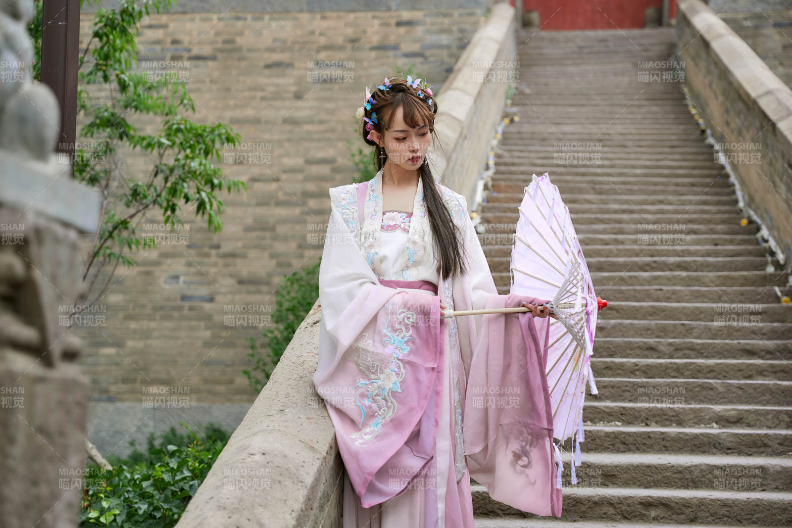 穿古装汉服手持工艺伞的东方美少女图片