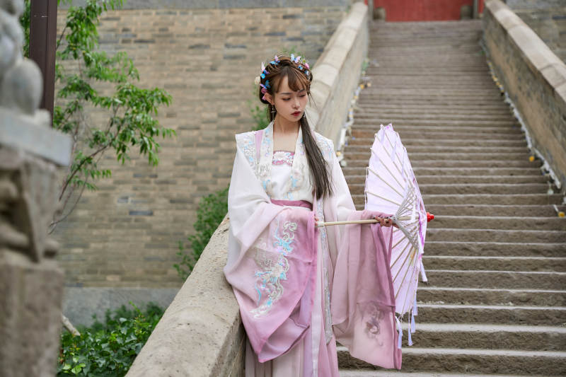 穿古装汉服手持工艺伞的东方美少女图片
