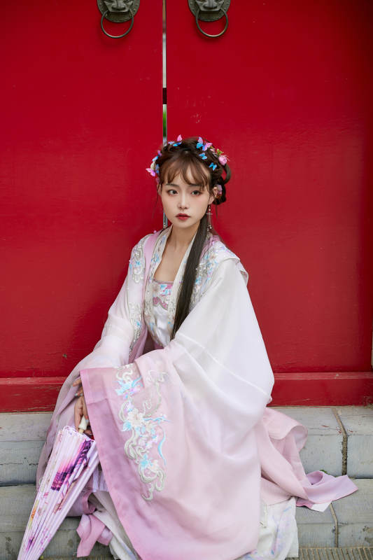 穿古装汉服手持工艺伞的东方美少女图片