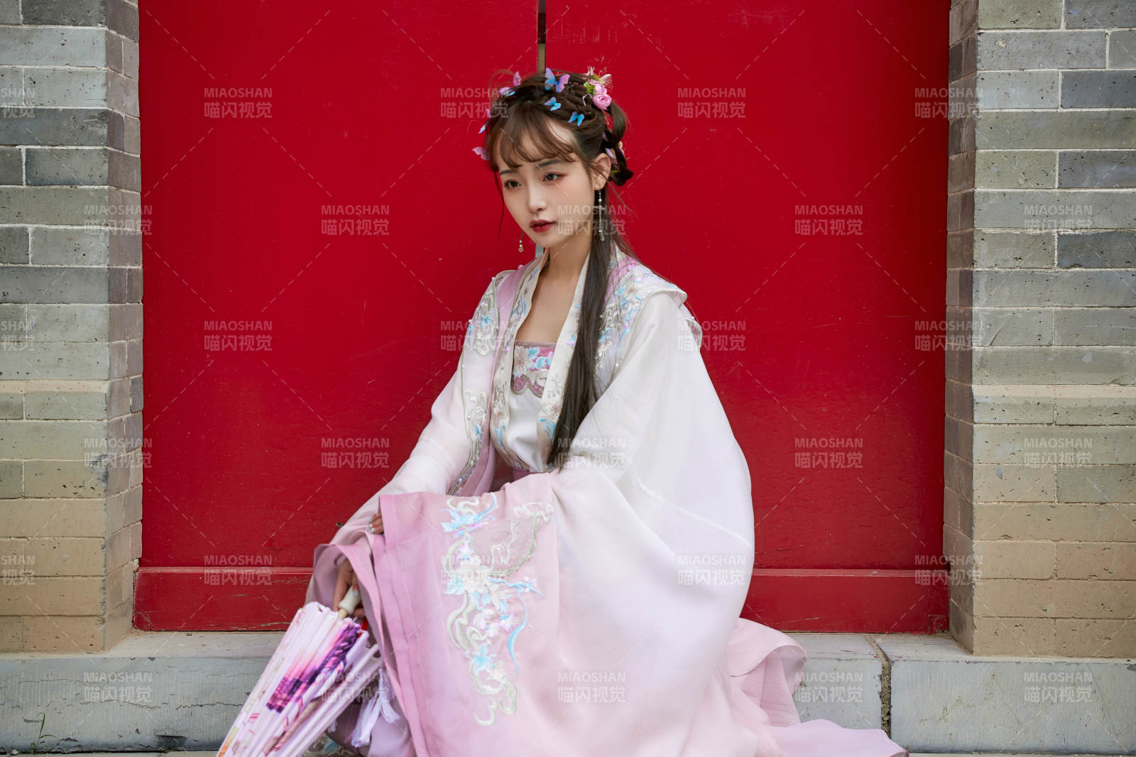 穿古装汉服手持工艺伞的东方美少女图片