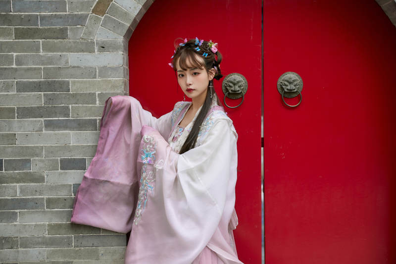 穿古装汉服手持工艺伞的东方美少女图片