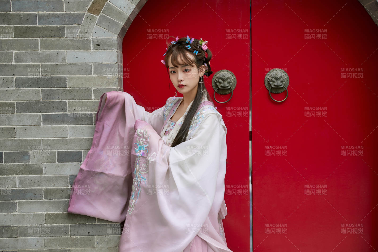 穿古装汉服手持工艺伞的东方美少女图片