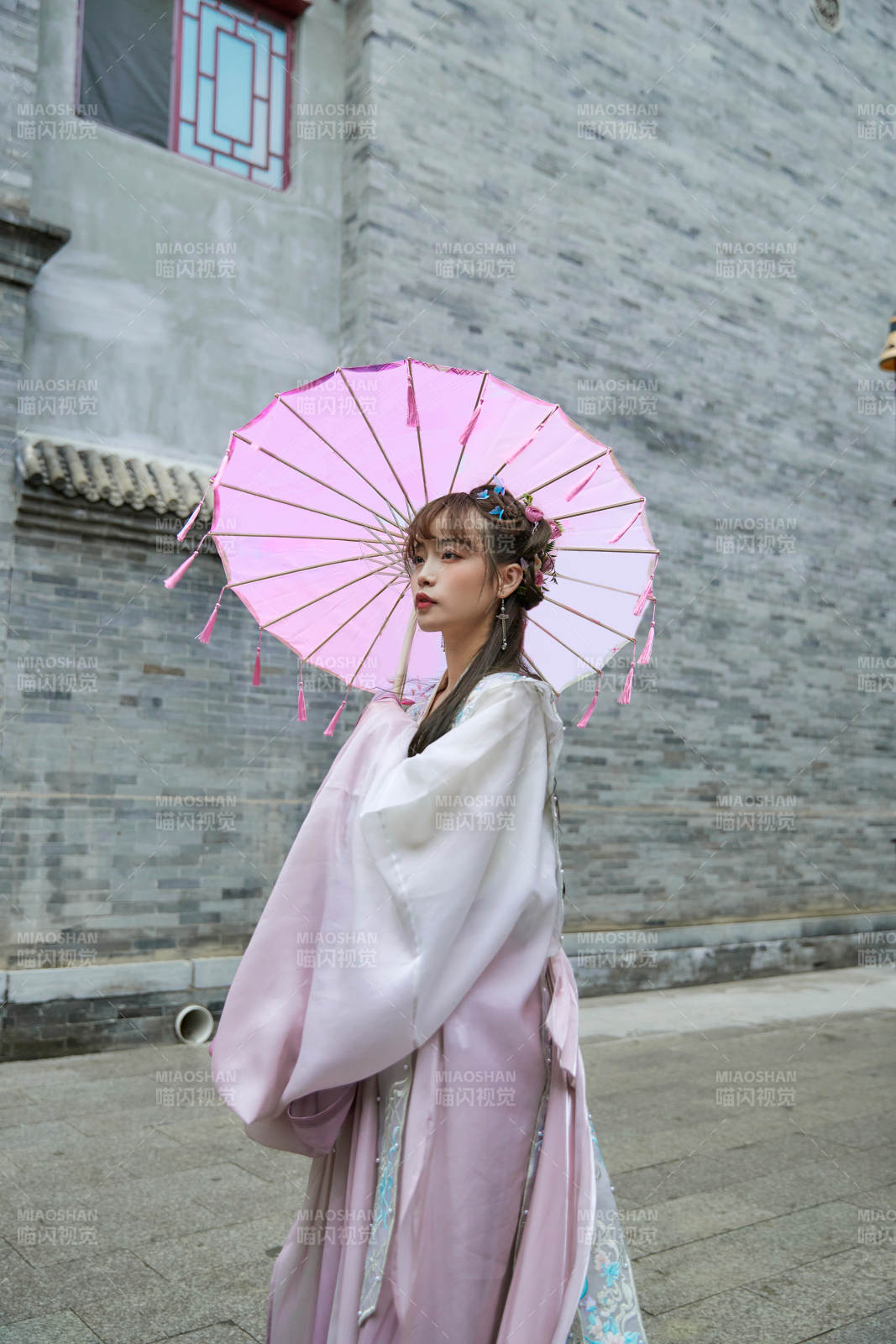 穿古装汉服手持工艺伞的东方美少女图片