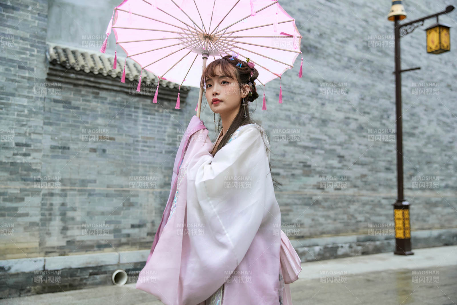 穿古装汉服手持工艺伞的东方美少女图片