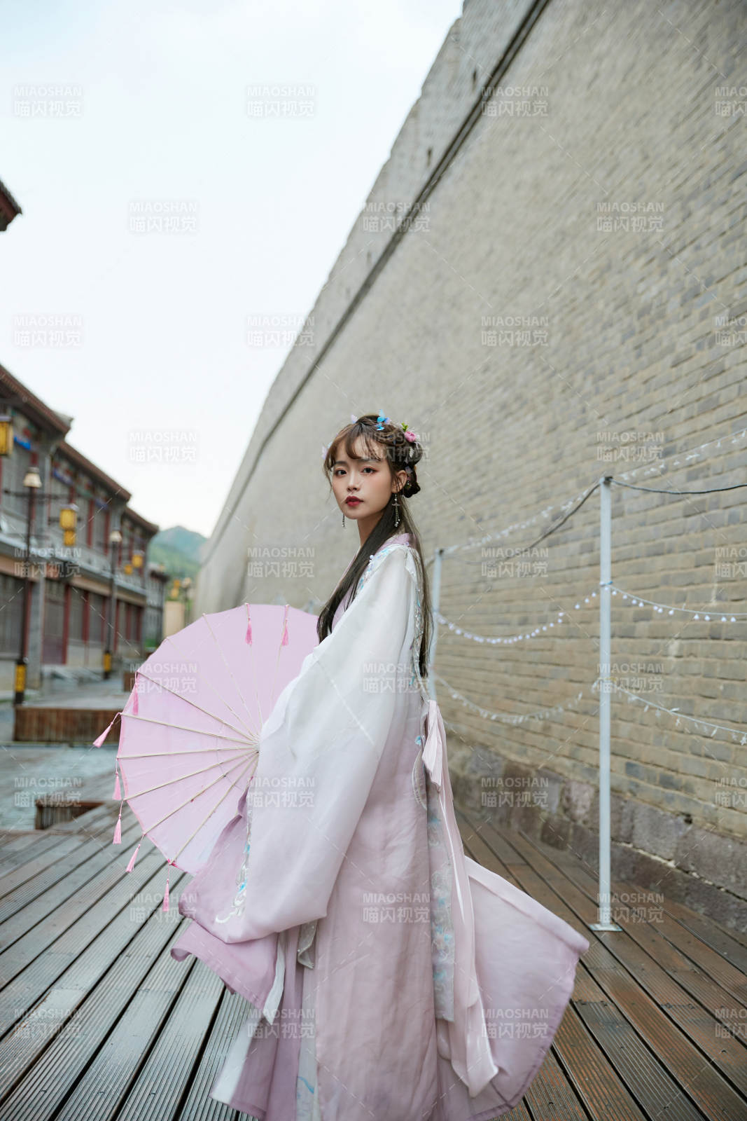 穿古装汉服手持工艺伞的东方美少女图片