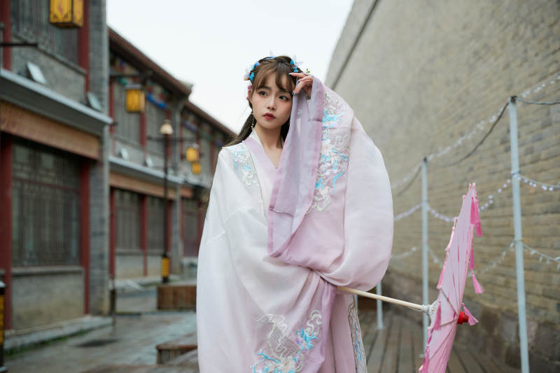 穿古装汉服手持工艺伞的东方美少女图片