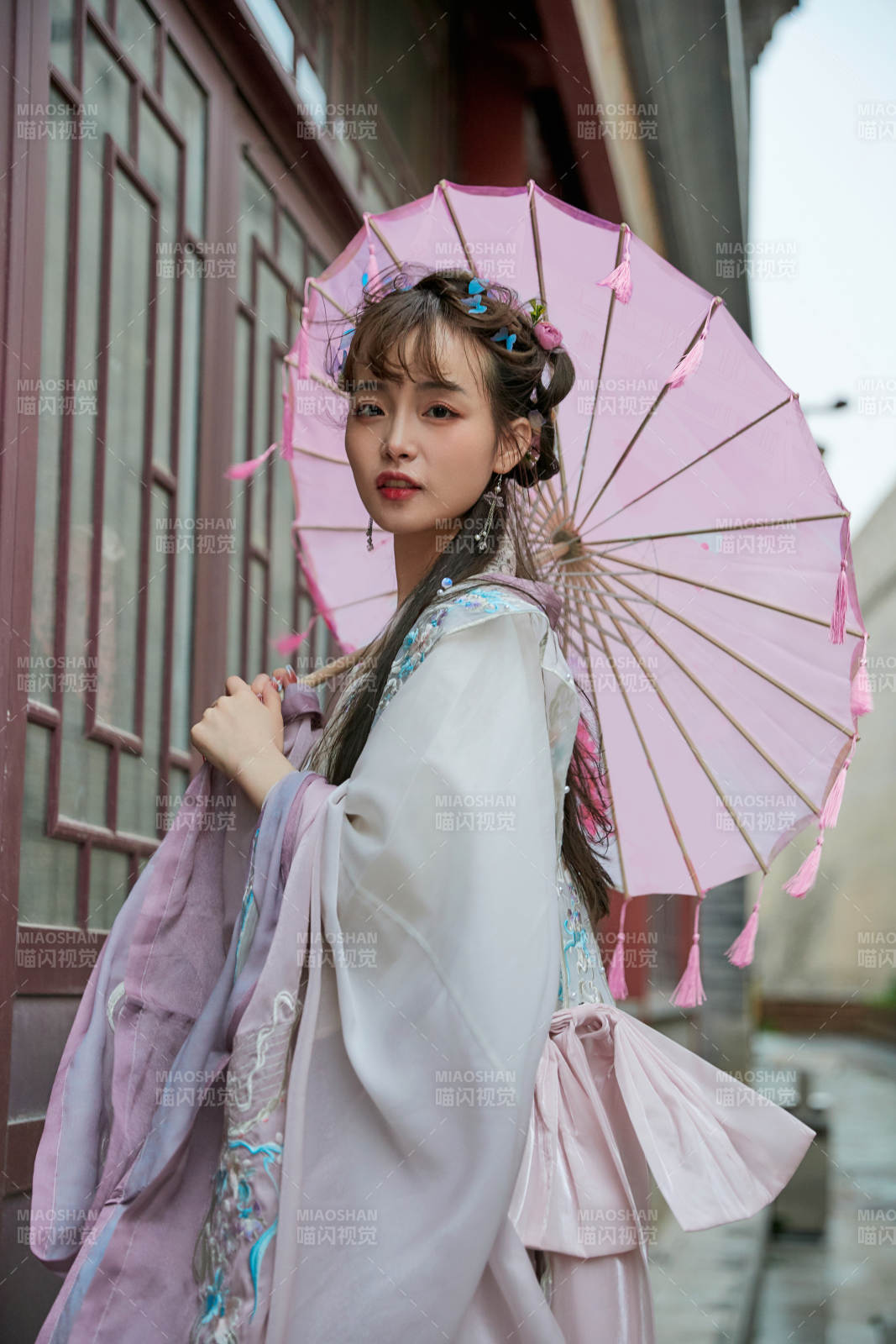 穿古装汉服手持工艺伞的东方美少女图片