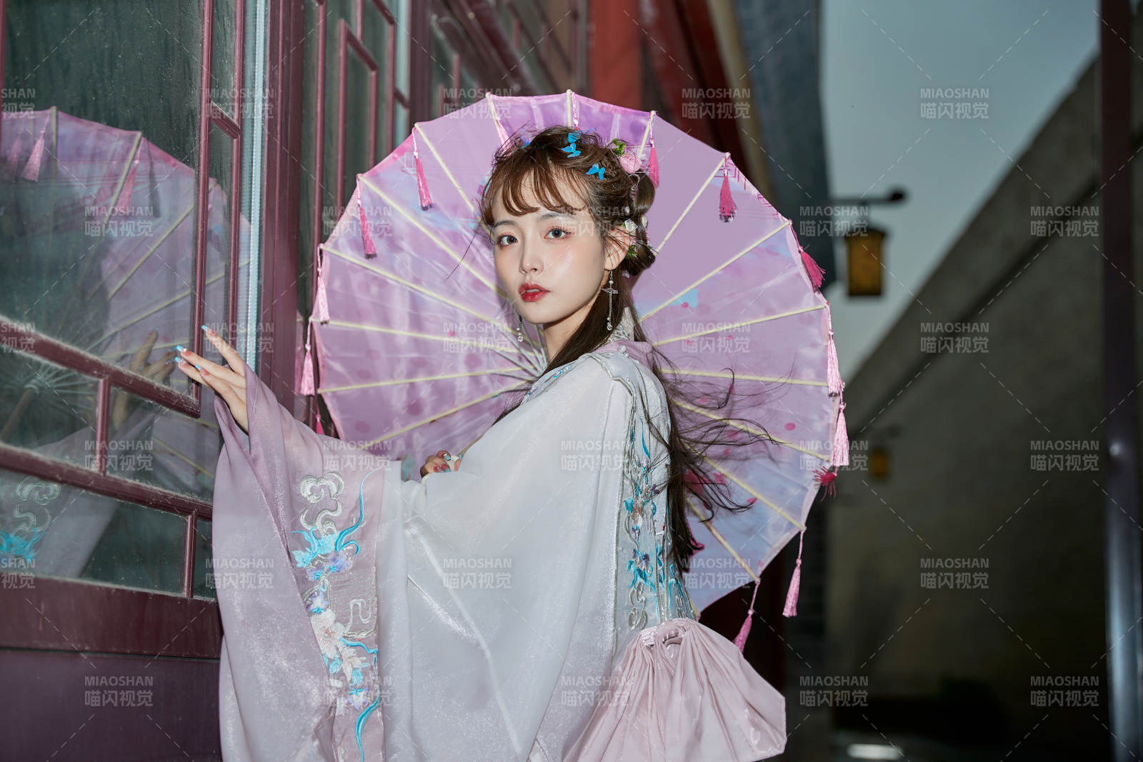 穿古装汉服手持工艺伞的东方美少女图片